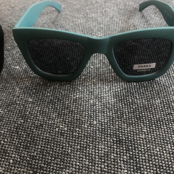 Plastic/rubber coated UV sunglasses. (New!) - Picture 4 of 7